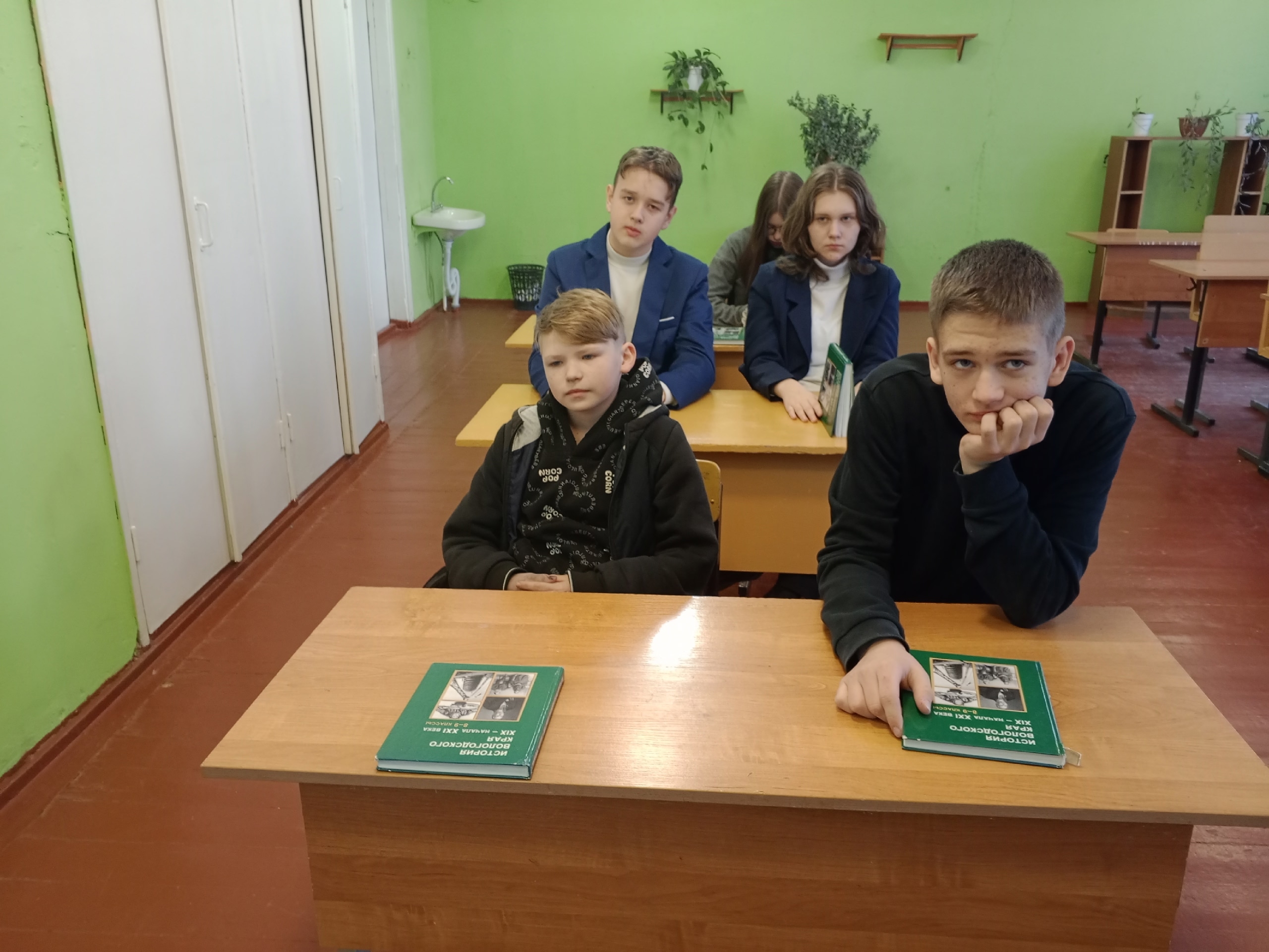 В Алешинской школе прошли увлекательные классные часы, на которых ребята узнали о значении Конституции Российской Федерации, ее роли в жизни общества и государства.