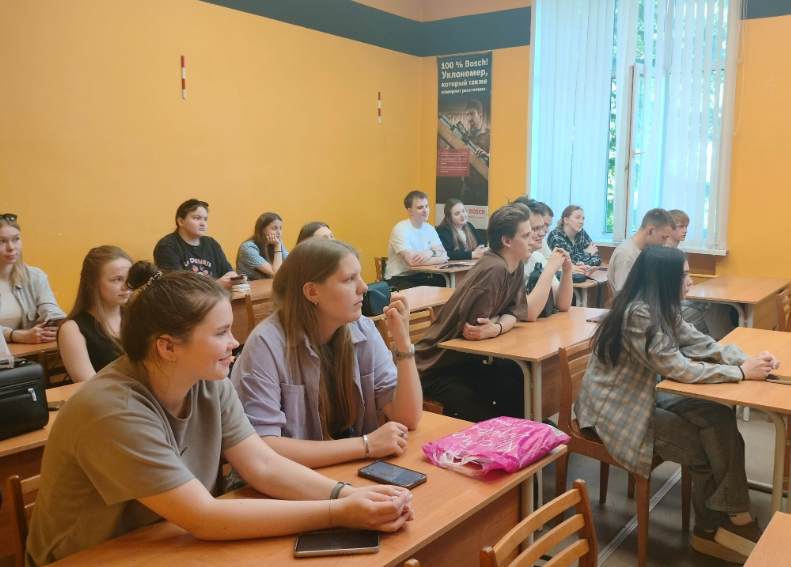 Сотрудники Вологодского Росреестра прочитали лекцию для будущих геодезистов.