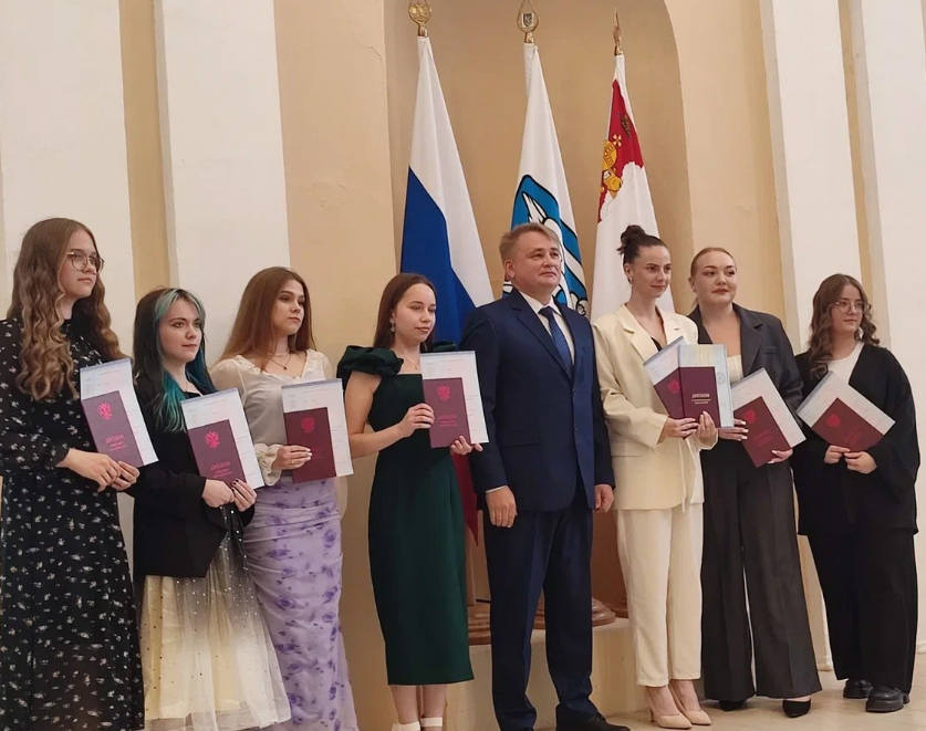 Представитель Вологодского Росреестра вручил дипломы  выпускникам ВоГУ.