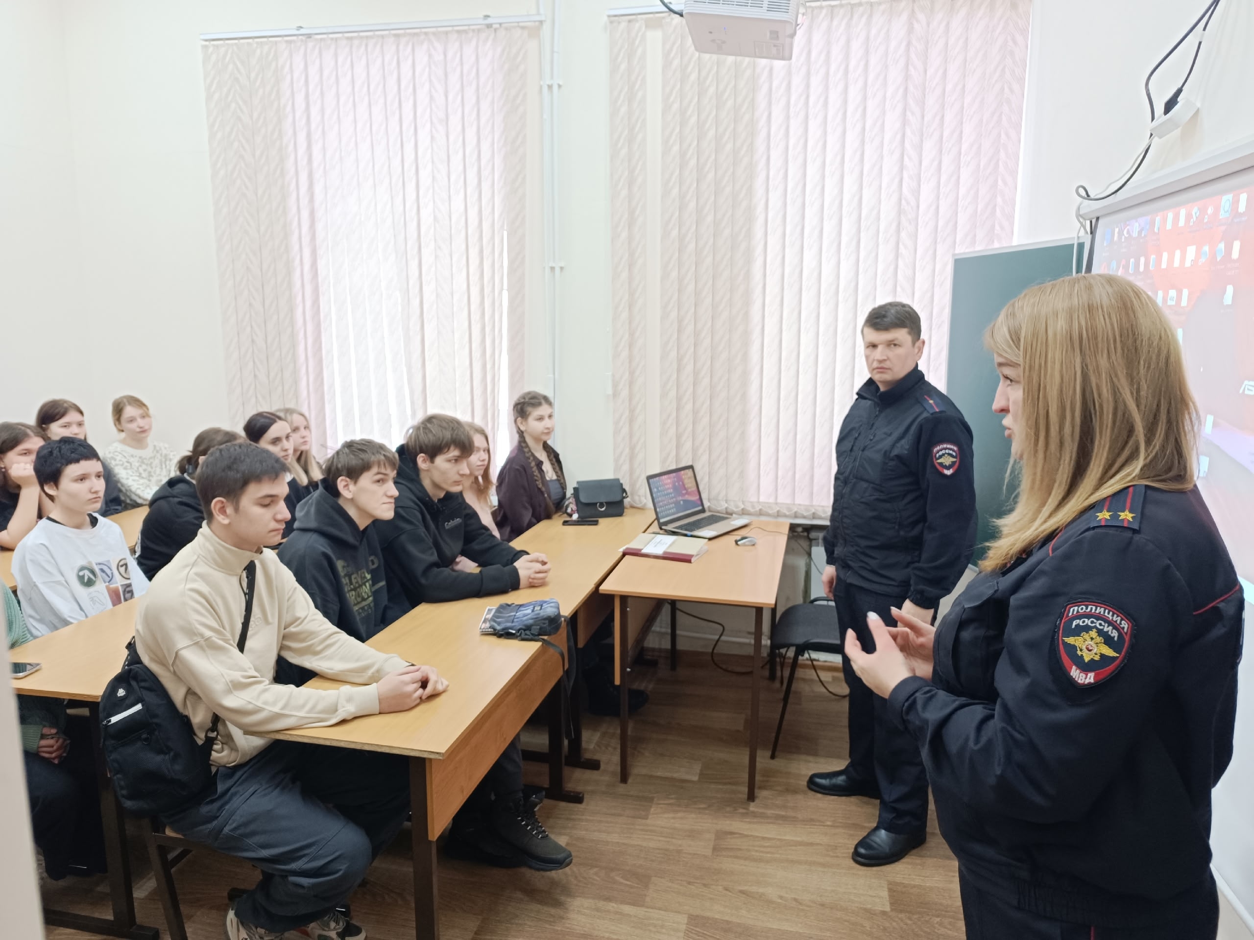 В рамках патриотической акции «Неделя мужества» сотрудники ОМВД России «Кирилловский» встретились со студентами ВОККиТ..